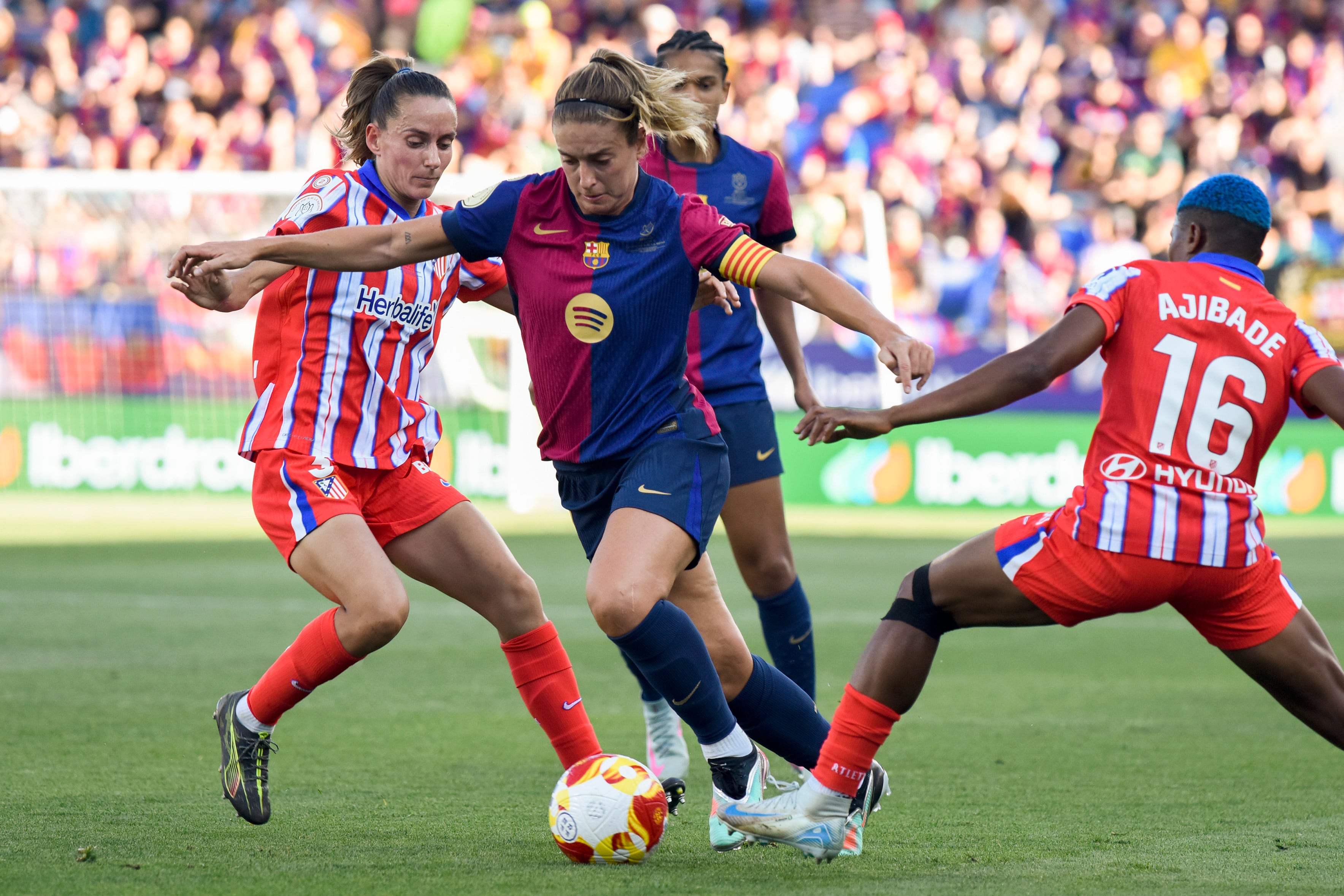 CORRIGE FOTÓGRAFO  HUESCA, 07/06/2025.- La centrocampista del FC Barcelona Alexia Putellas (c) se escapa con el balón durante la final de la Copa de la Reina que FC Barcelona y Atlético de Madrid disputan este sábado en el estadio de El Alcoraz, en Huesca. EFE/Javier Blasco