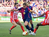 CORRIGE FOTÓGRAFO HUESCA, 07/06/2025.- La centrocampista del FC Barcelona Alexia Putellas (c) se escapa con el balón durante la final de la Copa de la Reina que FC Barcelona y Atlético de Madrid disputan este sábado en el estadio de El Alcoraz, en Huesca. EFE/Javier Blasco