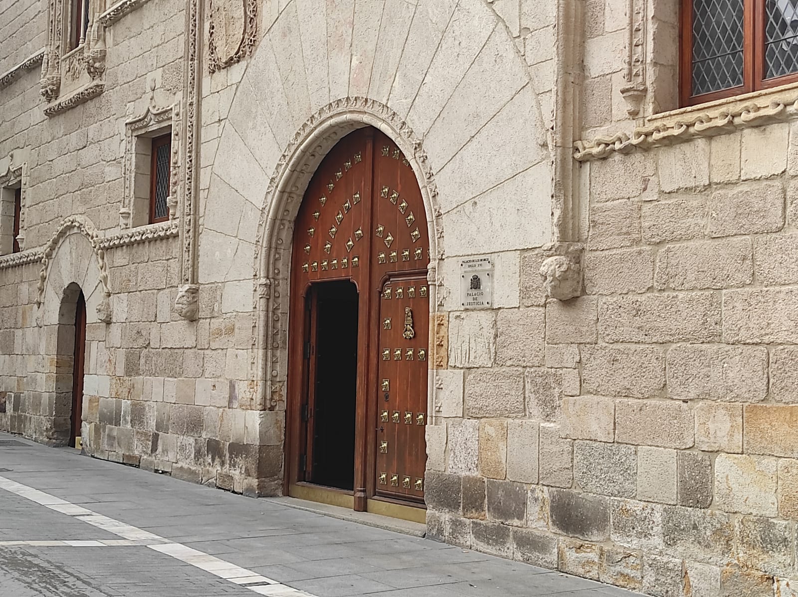 Entrada a la Audiencia Provincial de Zamora