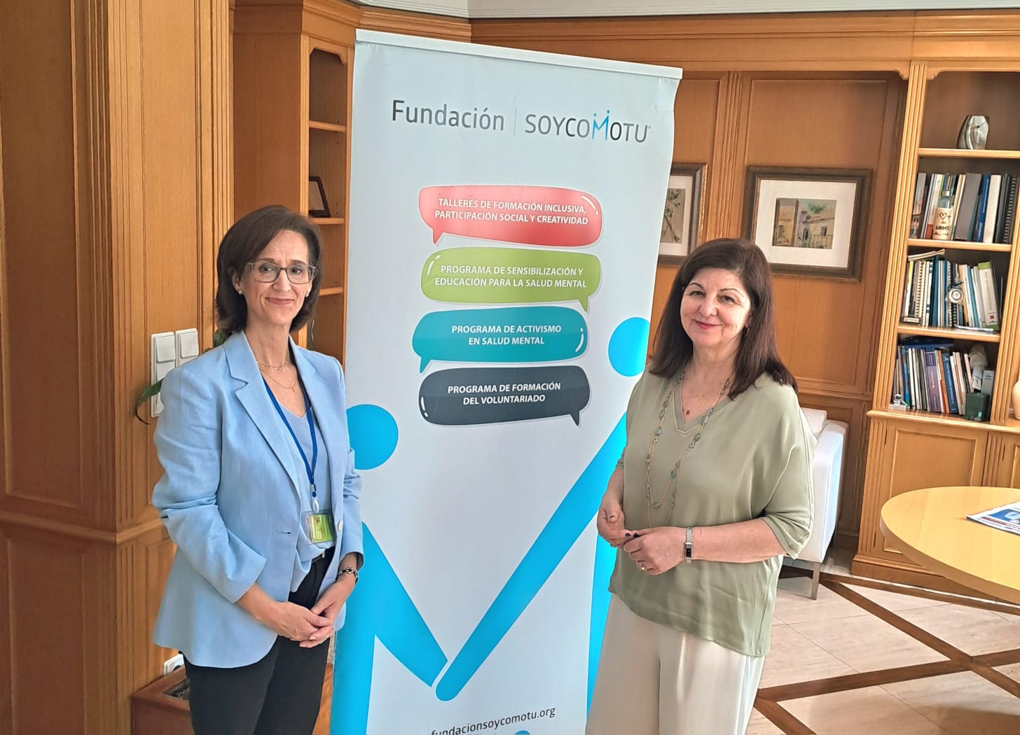La directora general de Aguas de Murcia, Inmaculada Serrano  posa junto a la presidenta de la Fundación SOYCOMTÚ, Nieves Martínez