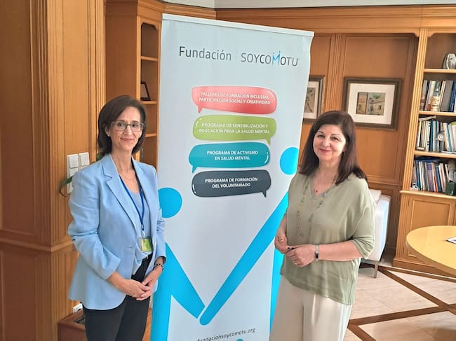La directora general de Aguas de Murcia, Inmaculada Serrano posa junto a la presidenta de la Fundación SOYCOMTÚ, Nieves Martínez