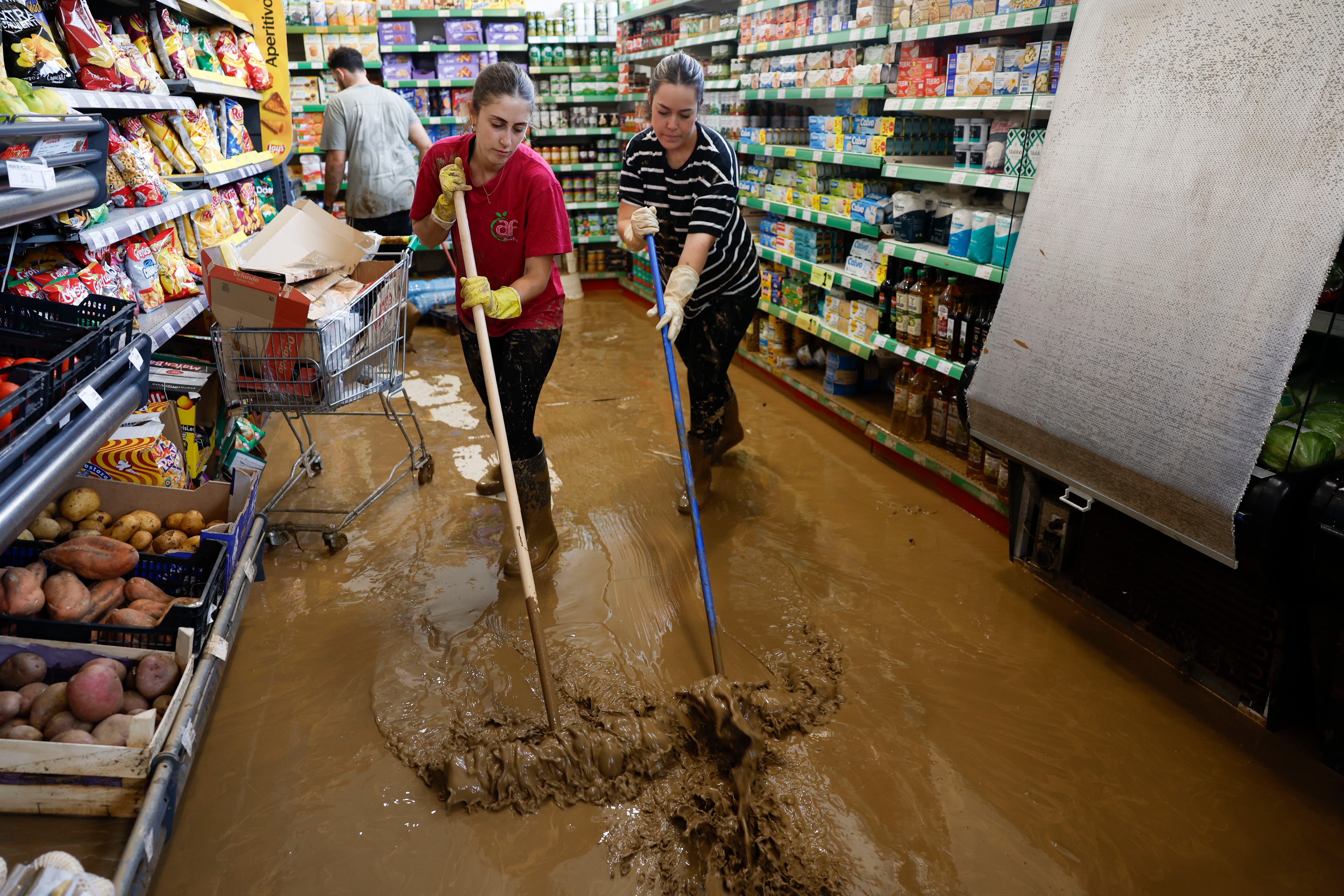 BENAMARGOSA (MÁLAGA), 14/11/2024.- Labores de limpieza en un supermercado inundado de la localidad malagueña de Benamargosa tras las fuertes lluvias este jueves. La dana sobre el sur y extremo oriental del país, con cuantiosos daños en las últimas horas, rescates y vías cortadas por inundaciones, como en Málaga -ya sin riesgo- empieza a remitir pero el temporal azotará aún hoy a Andalucía, que está en alerta naranja (riesgo importante), así como a Valencia, aunque solo hasta media mañana. EFE/ Jorge Zapata
