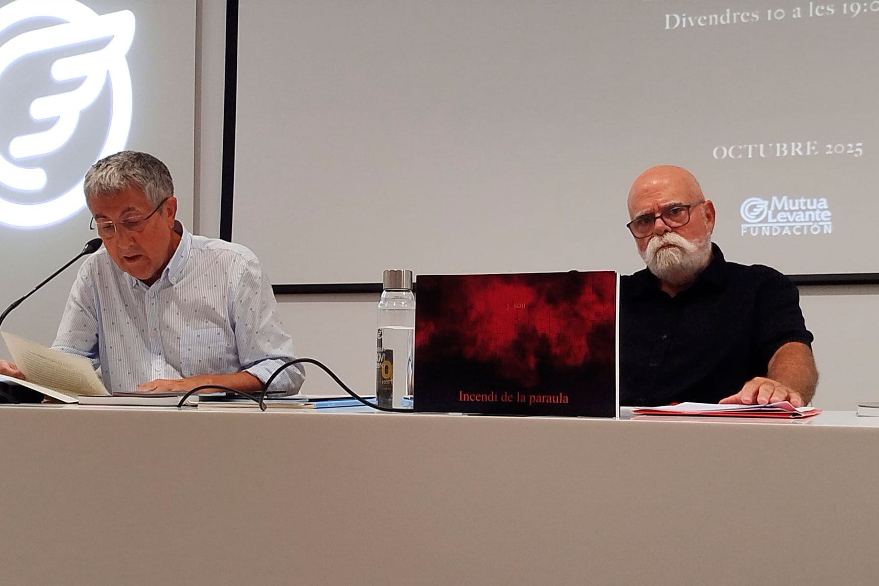 Pep Jordá i Josep Sou, durant la presentació del llibre del segon a Fundació Mutua Levante