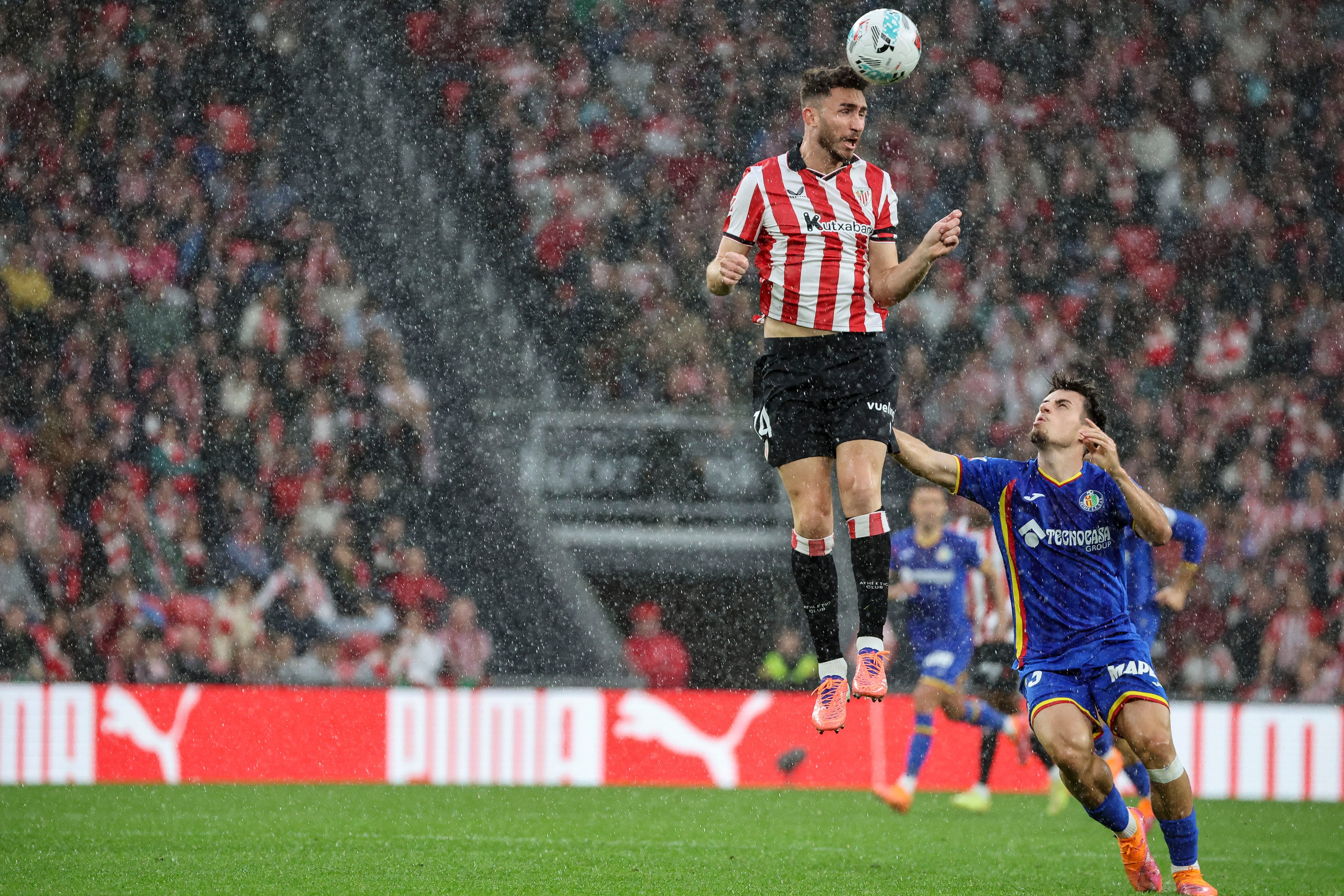 Aymeric Laporte cabecea un balón ante Adrián Liso, del Getafe, durante el partido de la décima jornada de La Liga EA Sports 