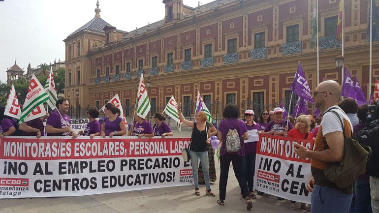 Los monitores escolares durante su protesta este lunes a las puertas del palacio de San Telmo en Sevilla