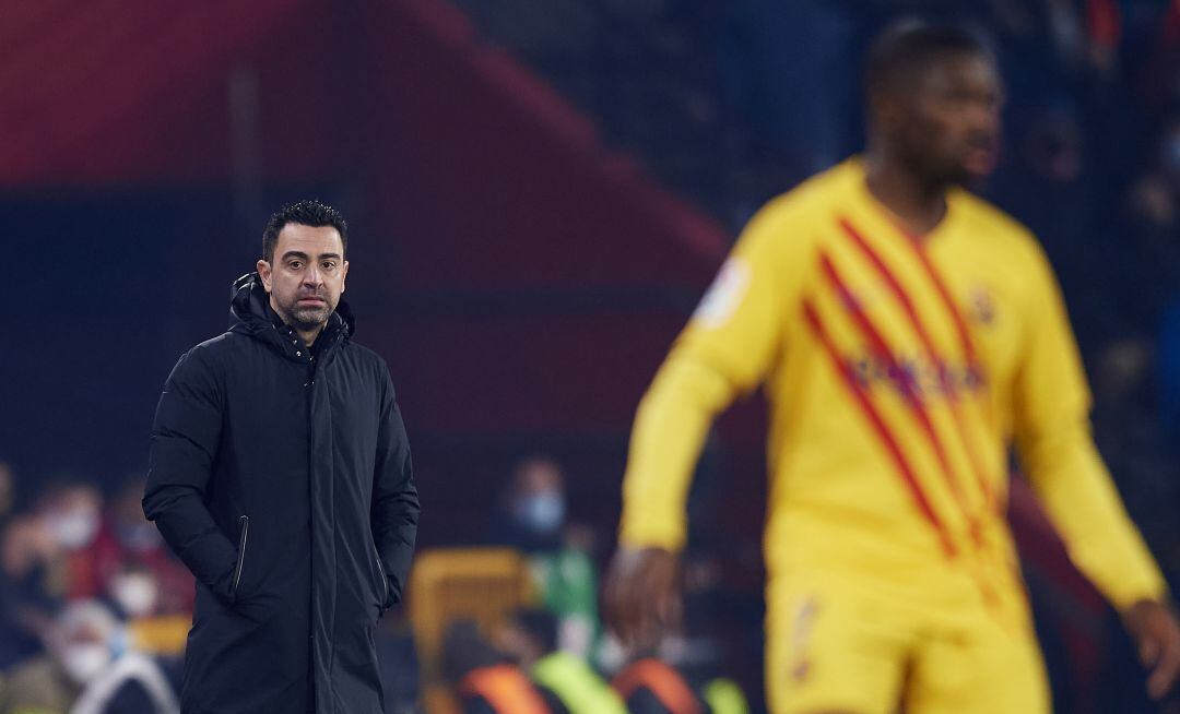 Dembélé, en el partido de liga contra el Granada, ante la atenta mirada de Xavi