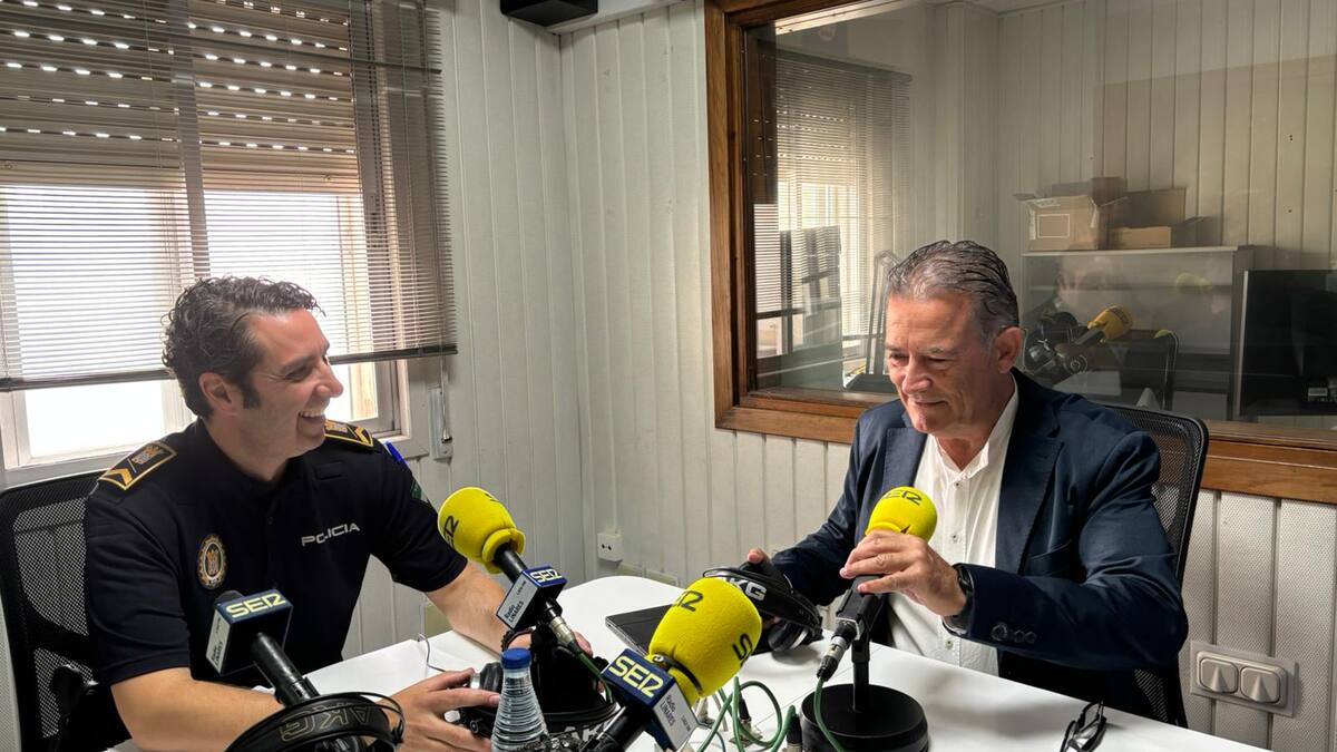 Raúl Caro, concejal de Desarrollo Económico, y José Pereira, Intendente de la Policía Local en Linares, explican lineas de acción de la nueva campaña de concienciación en ciberseguridad