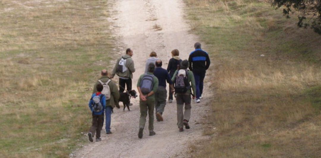 Grupo de senderistas en otoño de 2019