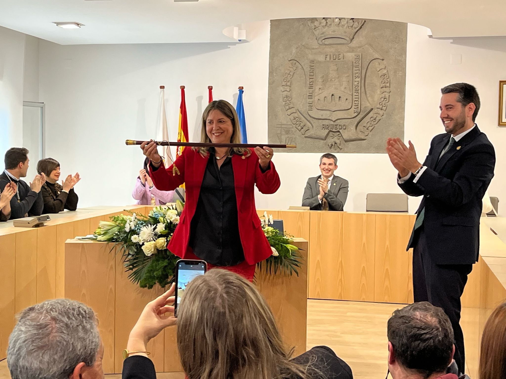 Rosa Herce, tras recibir la vara de mando de su antecesor, Javier García