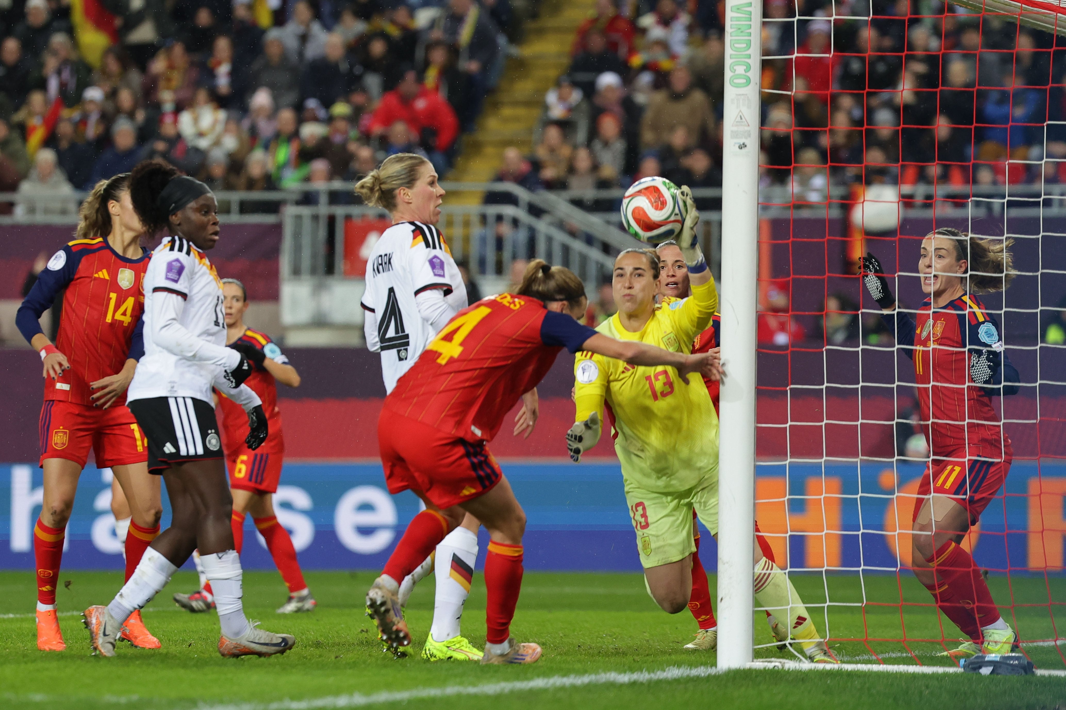 KAISERSLAUTERN (Germany), 28/11/2025.- Goalkeeper Cata Coll of Spain saves during the UEFA Women&#039;s Nations League final 1st leg between Germany and Spain in Kaiserslautern, Germany, 28 November 2025. (Alemania, España) EFE/EPA/CHRISTOPHER NEUNDORF
