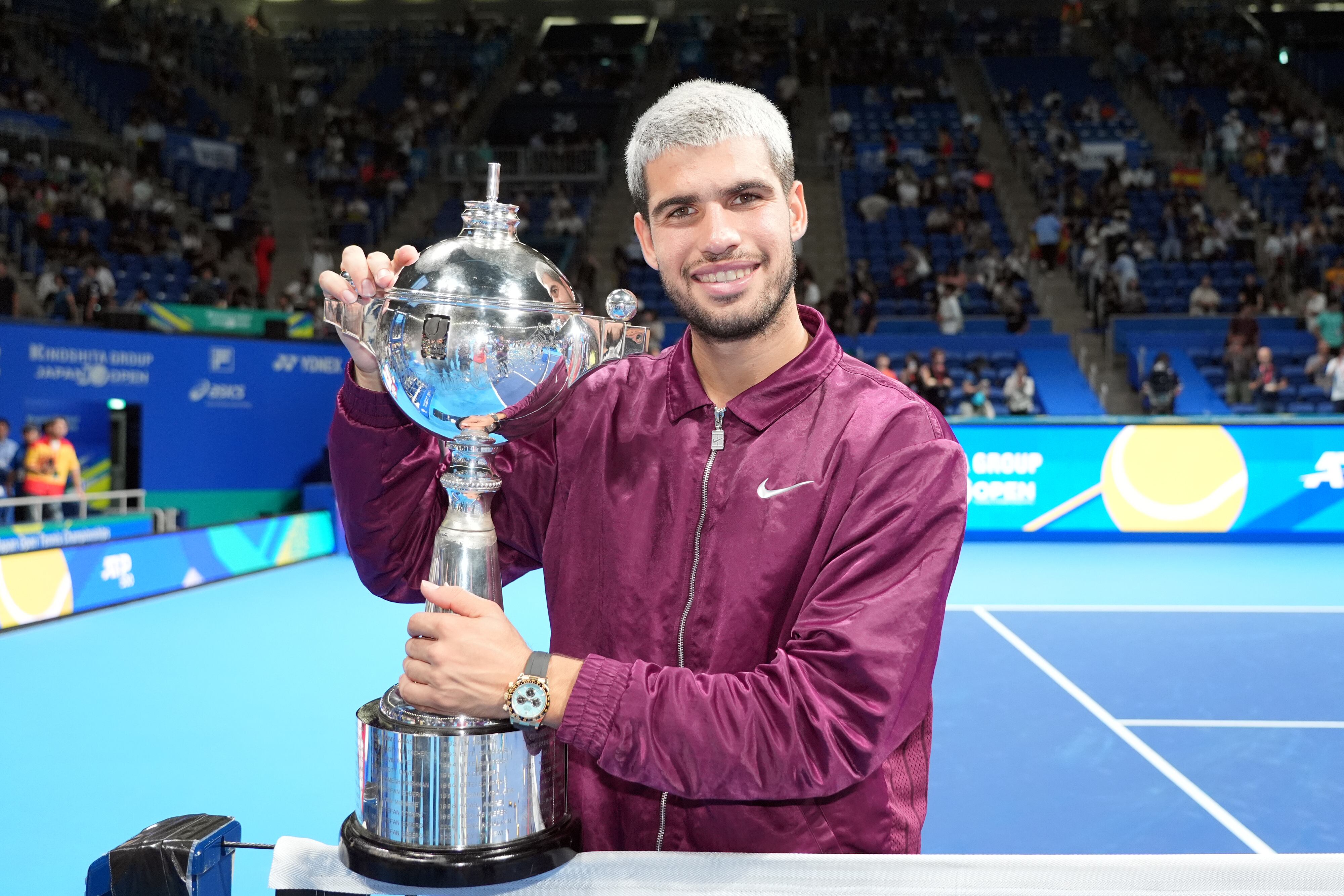 Carlos Alcaraz posa con el título de campeón del ATP 500 de Tokio