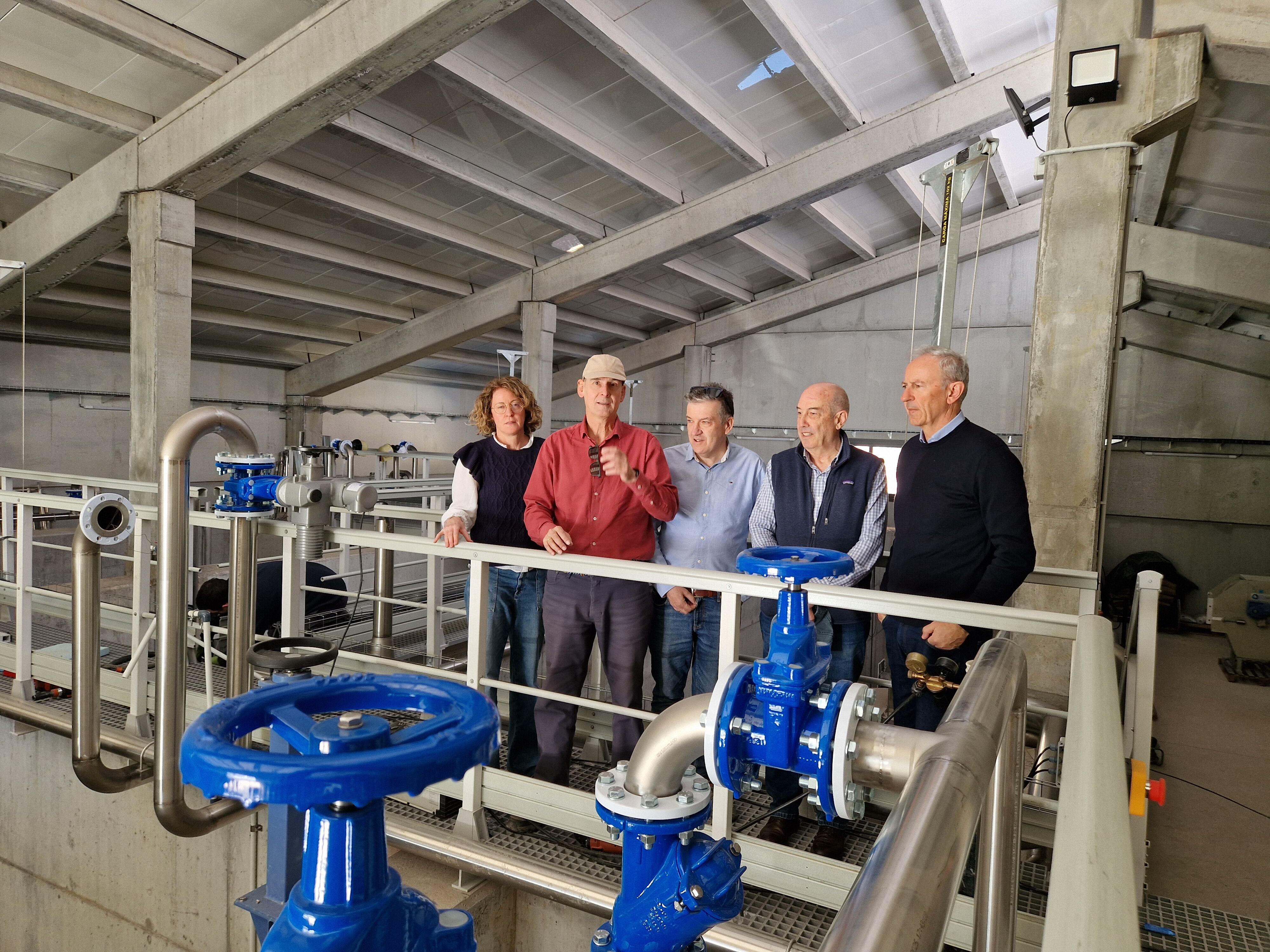 El director del Instituto Aragonés del Agua, Luis Estaún, en una visita a Candanchú junto a otros representantes institucionales