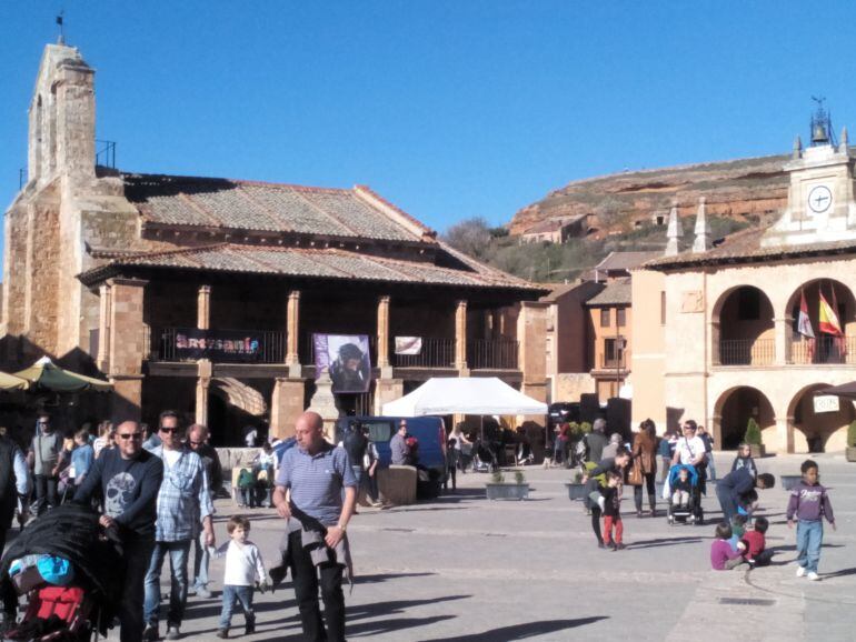 Turistas en la Plaza Mayor de Ayllón