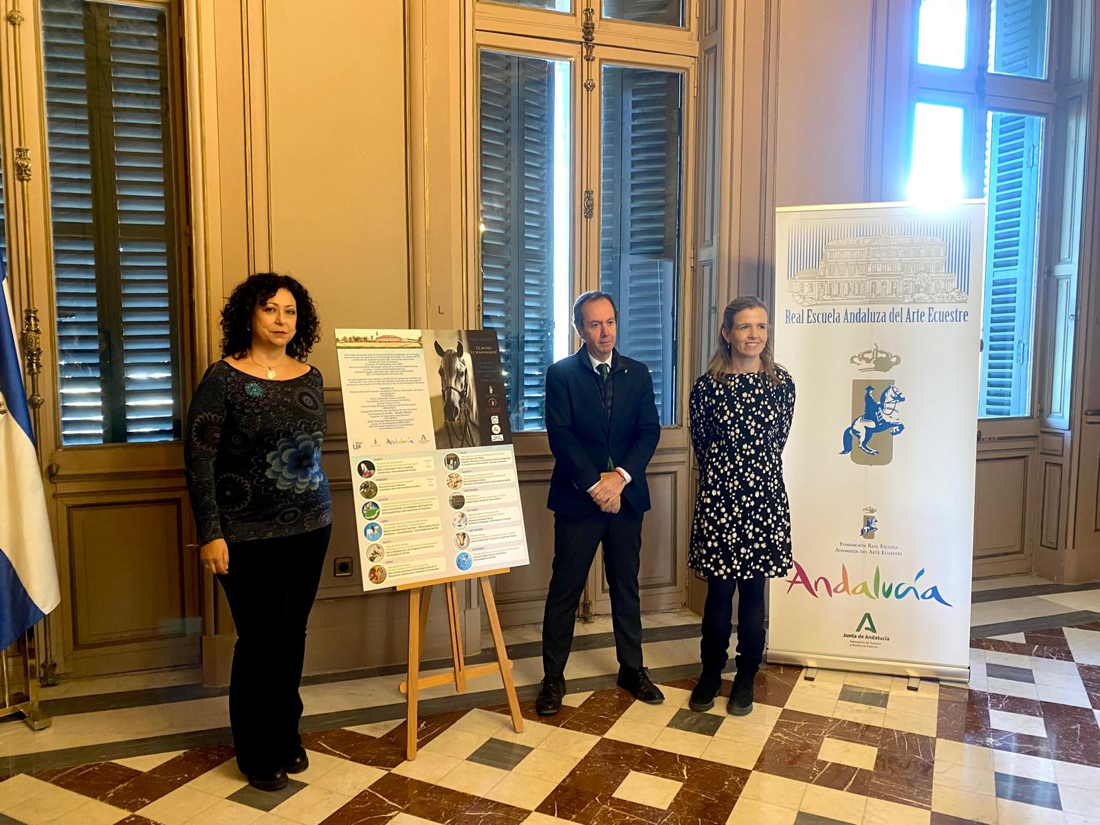 Rafael Olvera, director de la Real Escuela Ecuestre junto a Mercedes Valera y Marina  Rosales de la Universidad de Sevilla en la presentación del proyecto &quot;Aula Abierta. 12 meses, 12 seminarios&quot;.