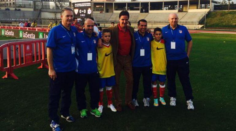 José Ramón de la Morena, junto a técnicos y jugadores del Atlético de Madrid, en Arona, donde se celebra el XIX Torneo Internacional La Liga Promises, organizado por la Fundación El Larguero y la LFP.