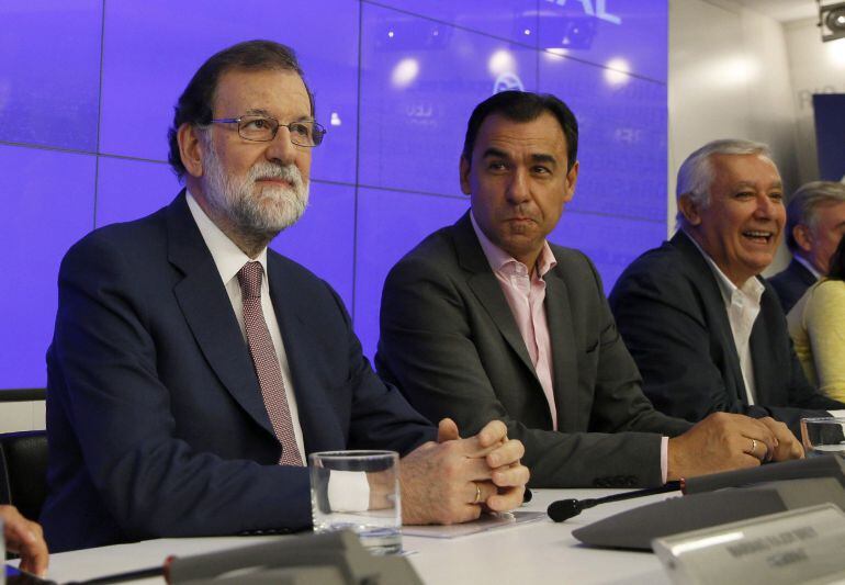 El presidente del Gobierno y del Partido Popular, Mariano Rajoy (i), junto al coordinador general, Fernando Martínez-Maillo (2d), y el vicesecretario Javier Arenas (d), durante la reunión de la Junta Directiva Nacional del partido