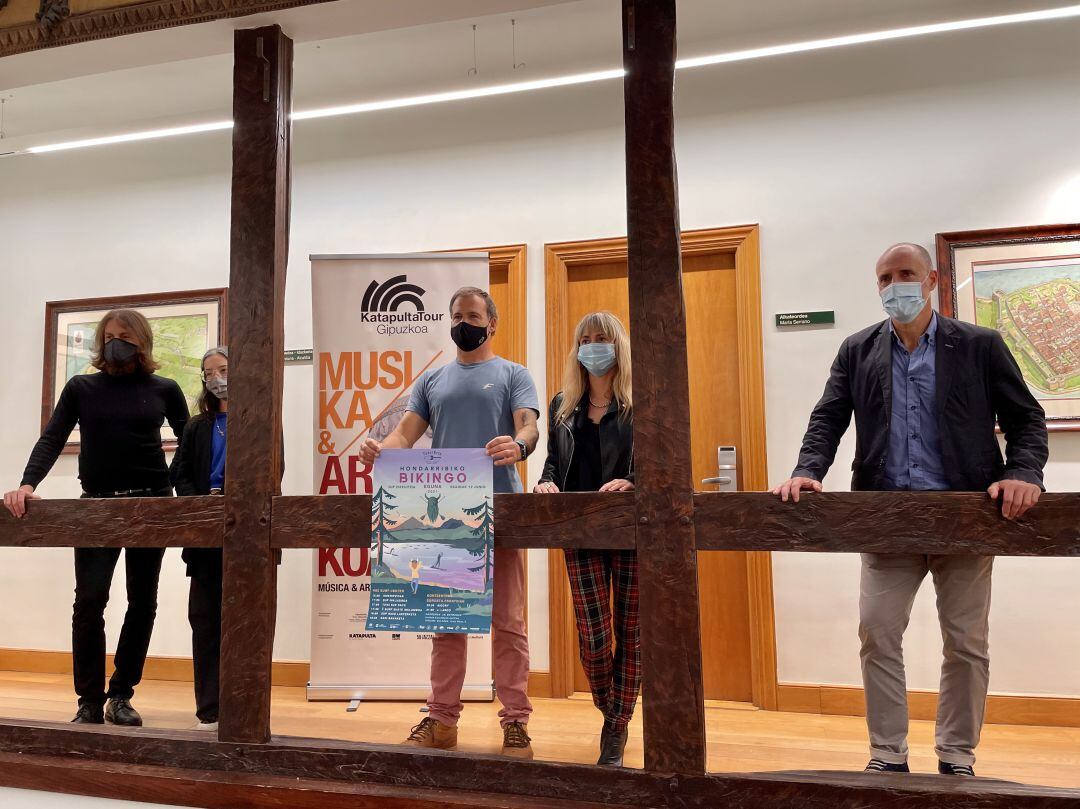 El concejal de Deportes del Ayuntamiento, Juan Luis Silanes; la presidenta de la Federación Guipuzcoana de Surf, Maialen Sáez; el presidente del Hondarribia HS2 Surf Kluba, Iñaki Navascués, y Álvaro Turrión, representante de Katapulta Tour Gipuzkoa