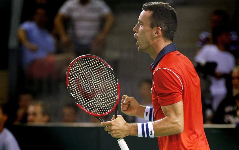 El tenista español Roberto Bautista-Agut celebra su victoria ante el rumano Adrian Ungur durante su partido de la eliminatoria de segunda ronda del Grupo Mundial I de Copa Davis