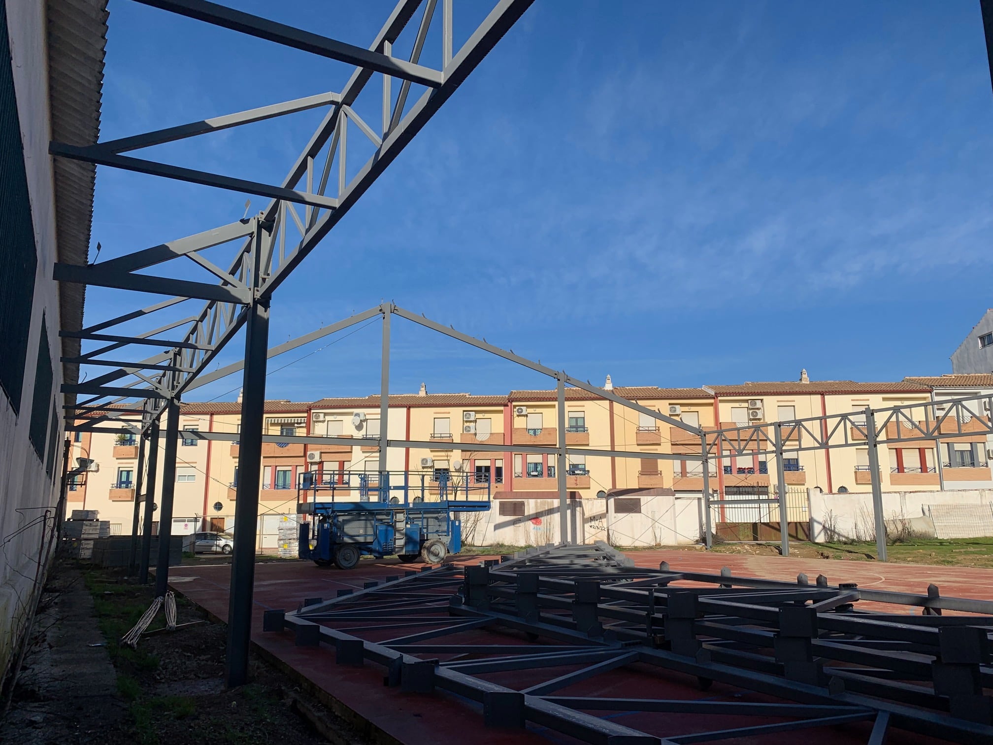 Obras que está ejecutando el Ayuntamiento de Baeza en un Polideportivo de la localidad