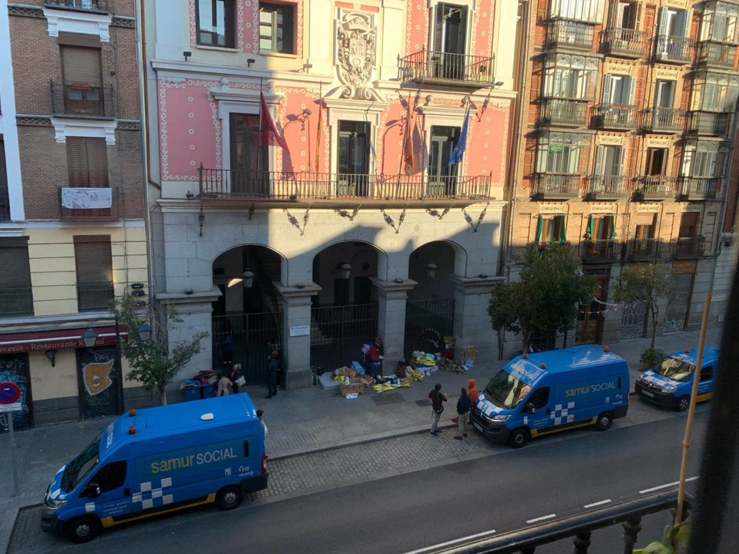 Varias familias vuelven a pasar la noche a las puertas del Samur social 