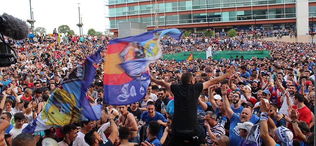 5.000 personas abarrotaron el domingo la Plaza de la Constitución para vivir el ascenso.