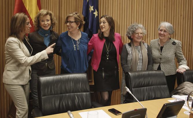 La exministra de Defensa Carme Chacón, la exvicepresidenta del Gobierno, María Teresa Fernández de la Vega, la &#039;número dos&#039; del PSM, Maru Menéndez, la portavoz parlamentaria socialista, Soraya Rodríguez y las exministras Ángeles Amador y Matilde Fernández