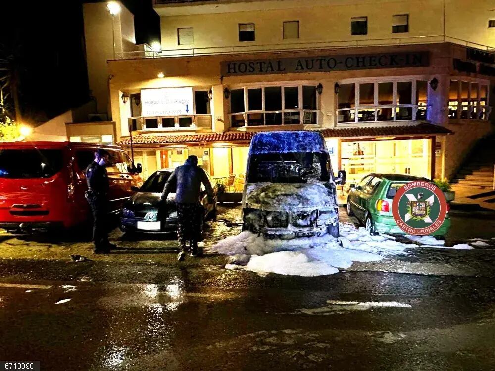 El fuego afectó a dos coches estacionados junto a la furgoneta