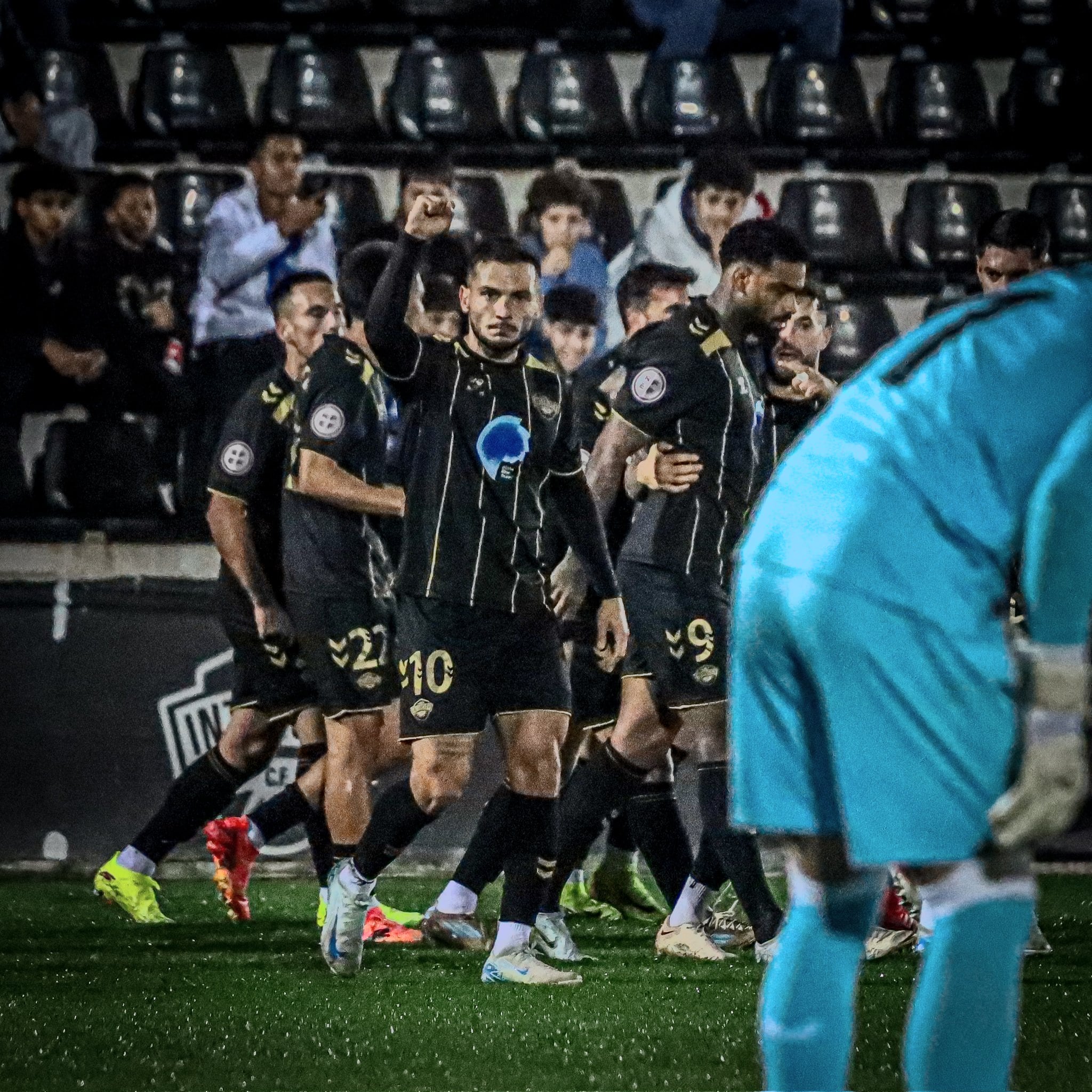 Borja Martínez, jugador del Intercity, celebra su gol