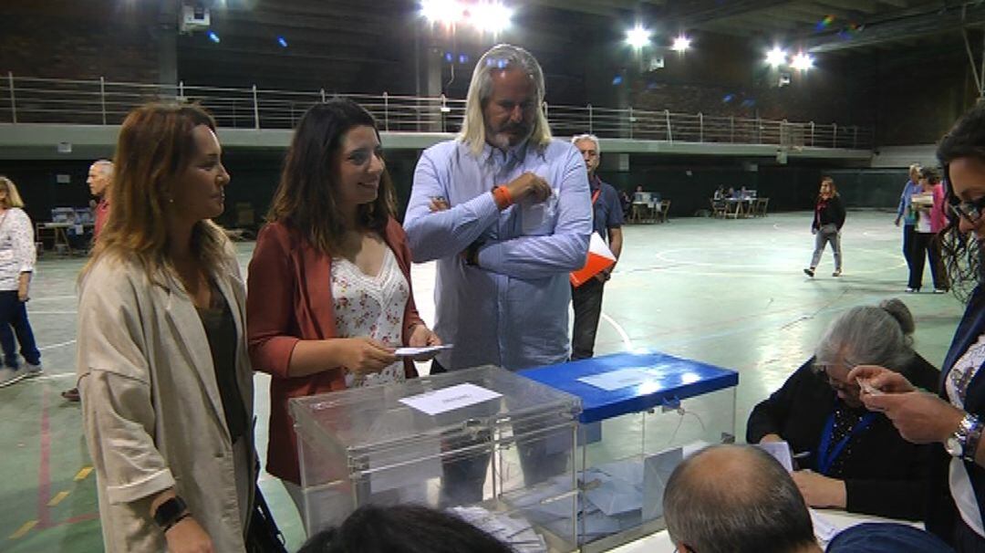 Javier Alonso acompaña a un miembro de su candidatura en la votación en Balaídos