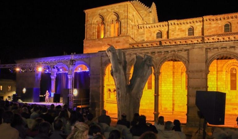 Imágen nocturna de la fachada de la Basílica de San Vicente.