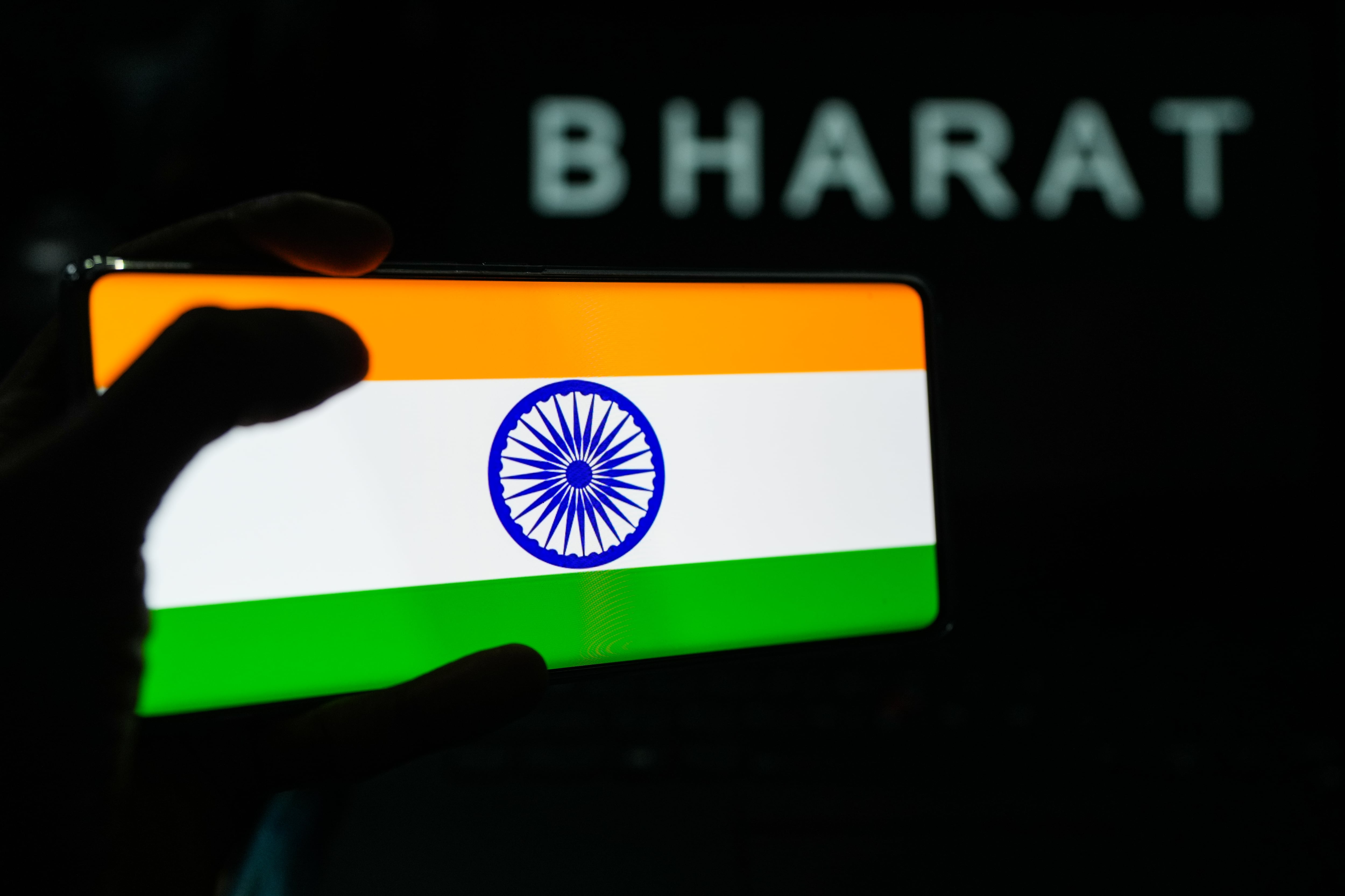 La bandera india junto al nombre que puede tomar el país como denominación oficial