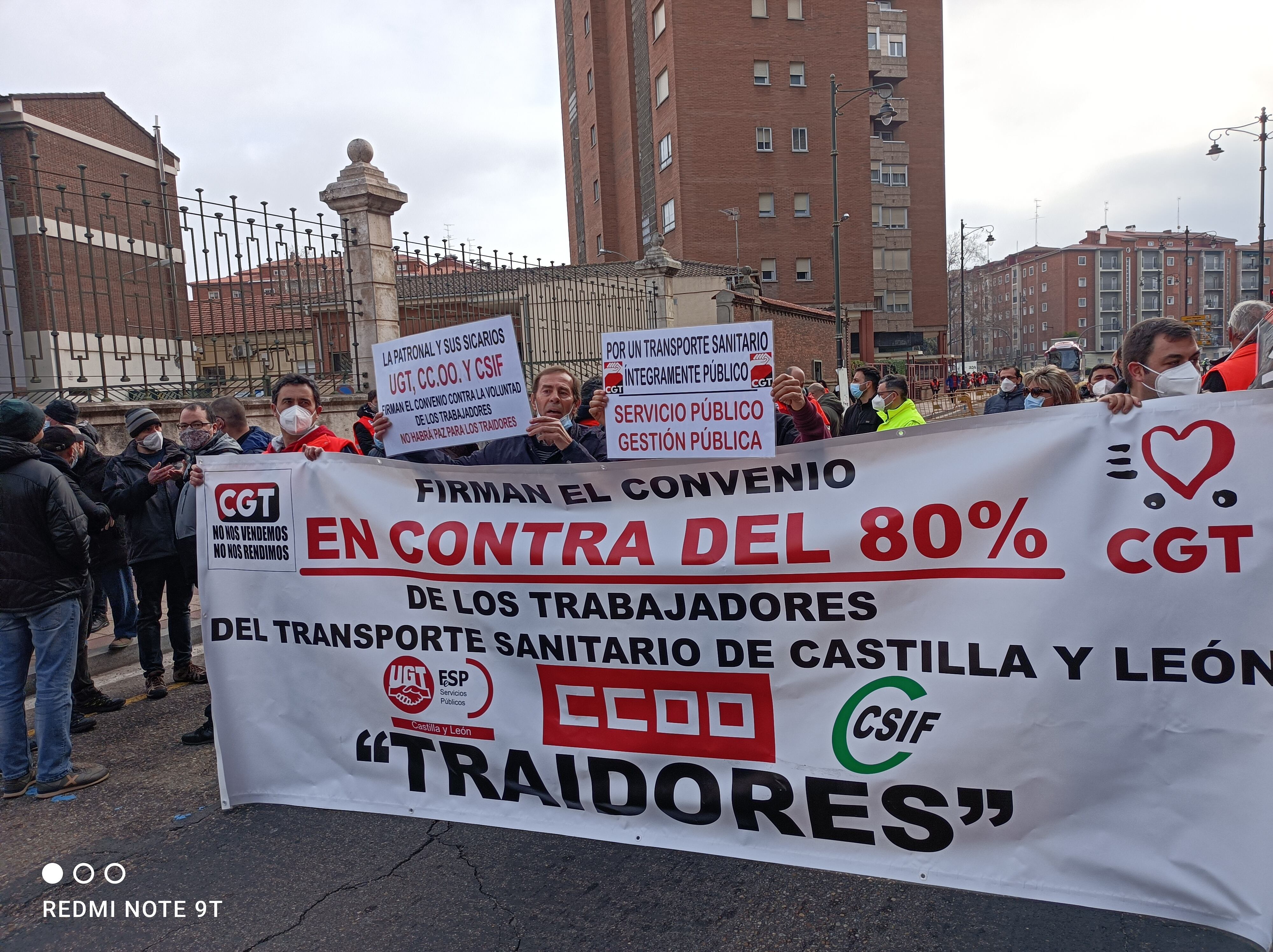 Los trabajadores del transporte sanitario cortan el paseo del Hospital Militar