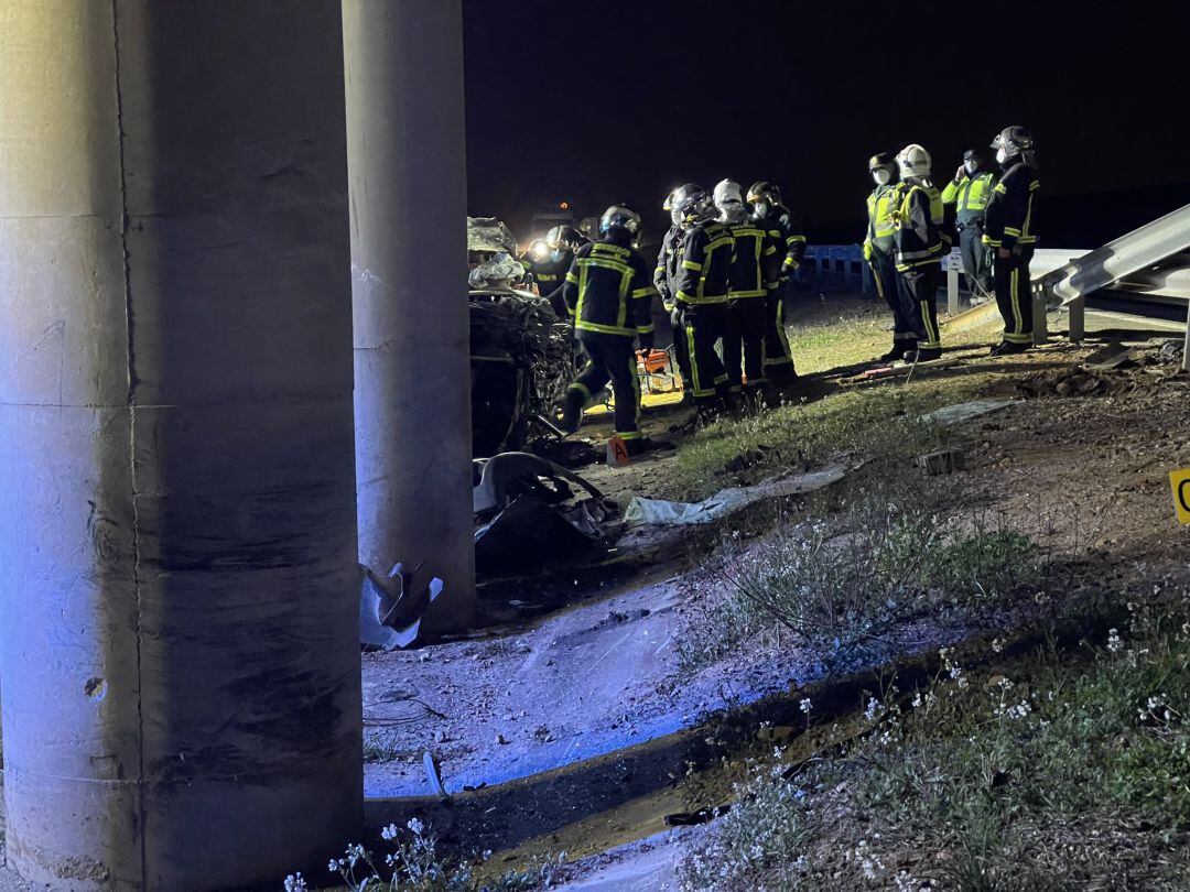 Operarios del 112 en el lugar del accidente
