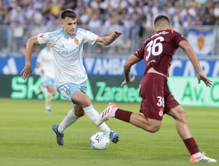 Bazdar, en una acción en el partido ante la Cultural Leonesa