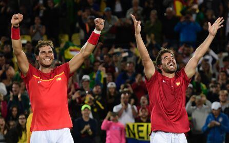 Rafa Nadal y Marc López celebrando su oro en Río 2016