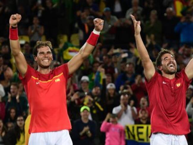 Rafa Nadal y Marc López celebrando su oro en Río 2016