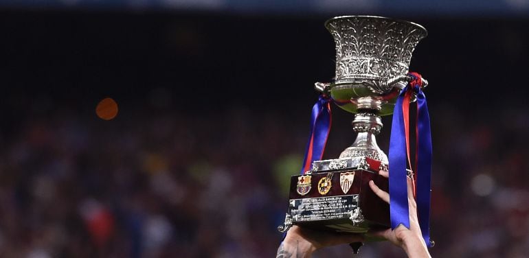 Trofeo de la Supercopa de España que juegaron hace dos temporadas Sevilla y Barcelona 