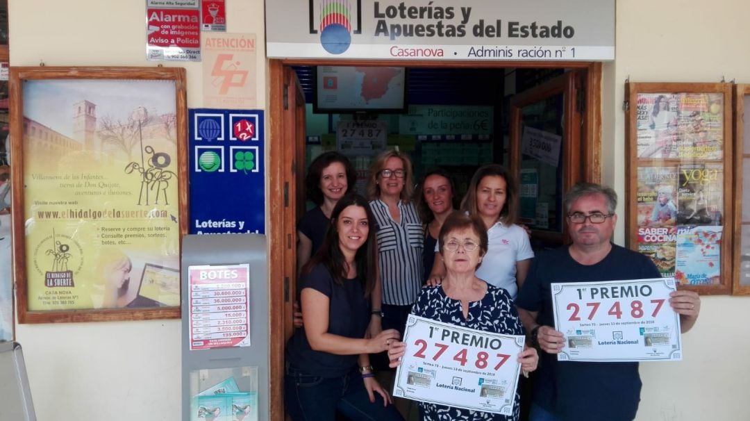 El equipo de la administración de lotería de Villanueva de los Infantes, quiénes han repartido 1,5 millones de euros en 5 series del primer premio de la Lotería Nacional 