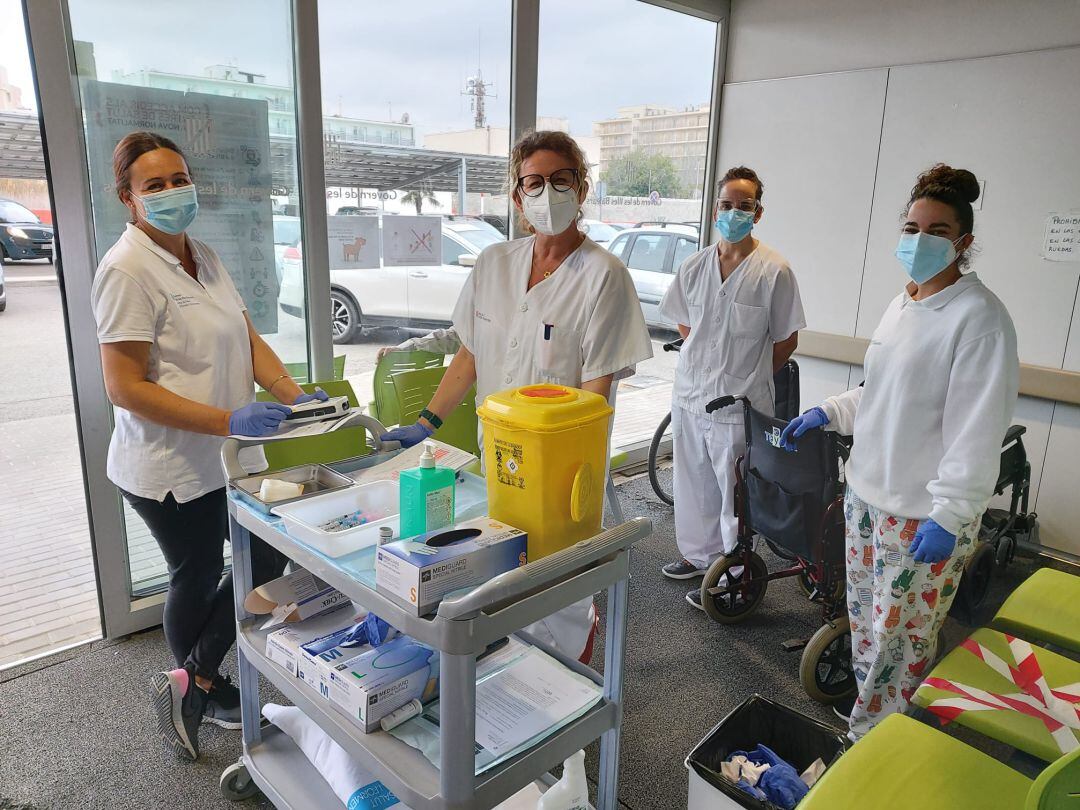 Equipo de enfermeras que está vacunando contra el covid