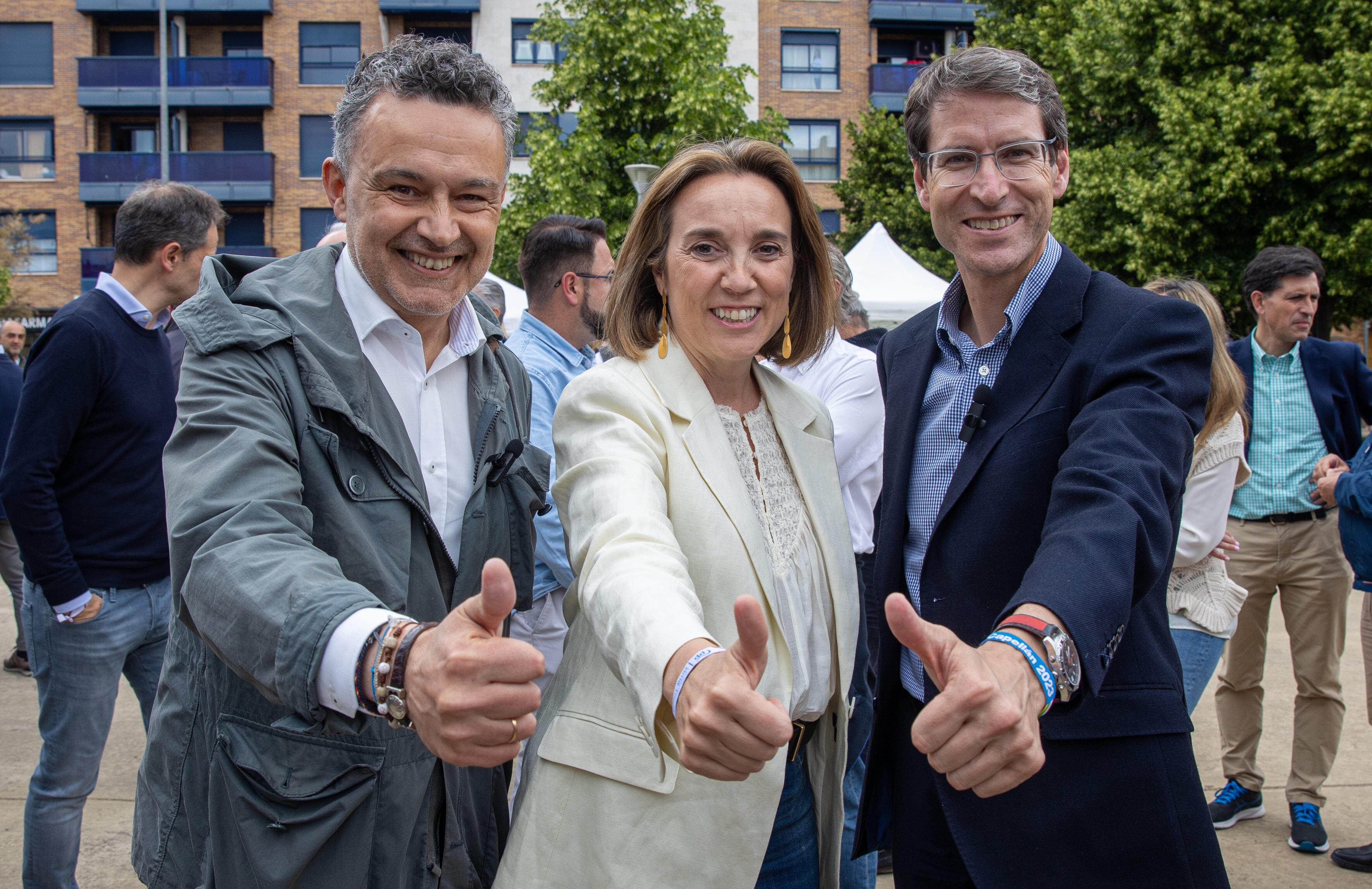 LOGROÑO (LA RIOJA) 26/05/2023.- La secretaria general del PP y exalcaldesa de la capital riojana, Cuca Gamara(c), acompañada por miembros de las candidaturas del PP al Parlamento de La Rioja, Gonzalo Capellán (d) y Alcaldía de Logroño, Conrado Escobar(i), ha participado este viernes en Logroño, en el acto de fin de campaña electoral del PP.- EFE/Raquel Manzanares
