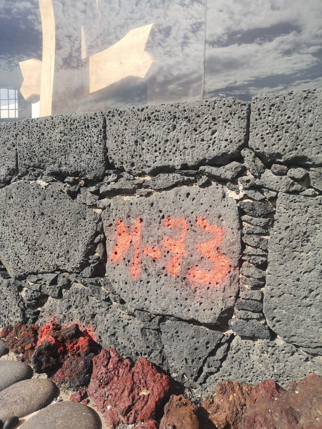 Pintada en la fachada del Museo Internacional de Arte Contemporáneo Castillo de San José.