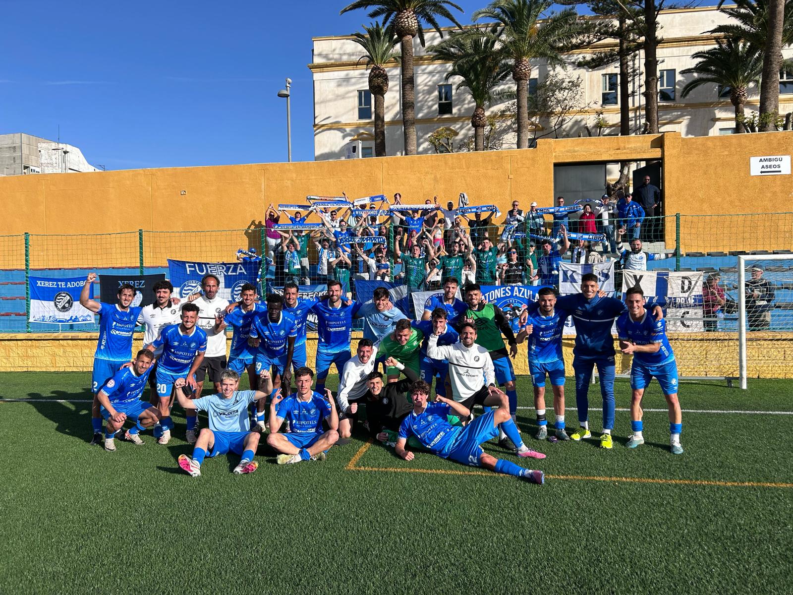 Jugadores del Xerez DFC junto a algunos aficionados que se desplazaron a Ceuta