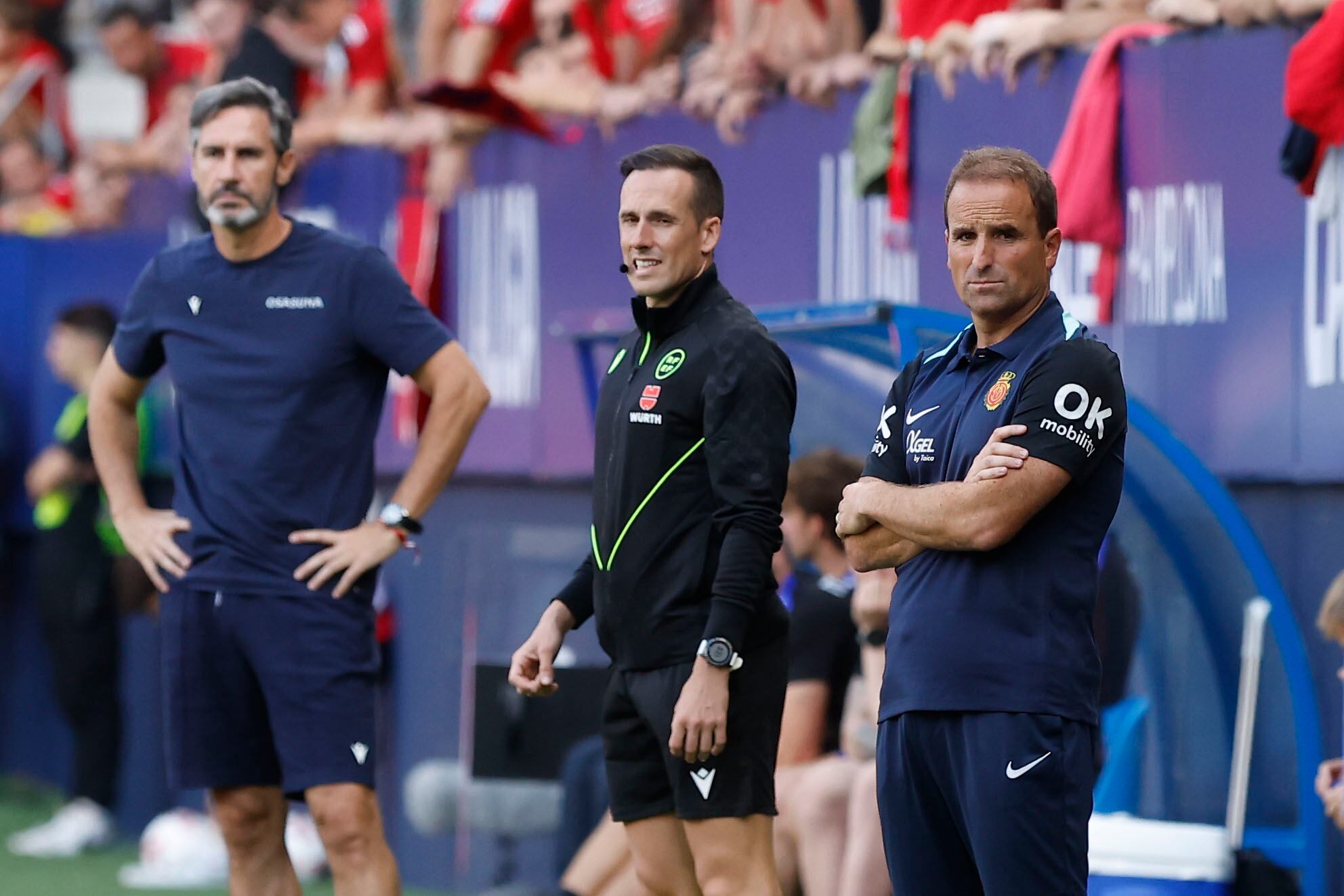 PAMPLONA, 24/08/2024.- Los entrenadores del RCD Mallorca, Jagoba Arrasate (d), y Osasuna, Vicente Moreno (i) durante el partido de la segunda jornada de Liga de Primera División disputado este sábado en el estadio de El Sadar. EFE/Villar López
