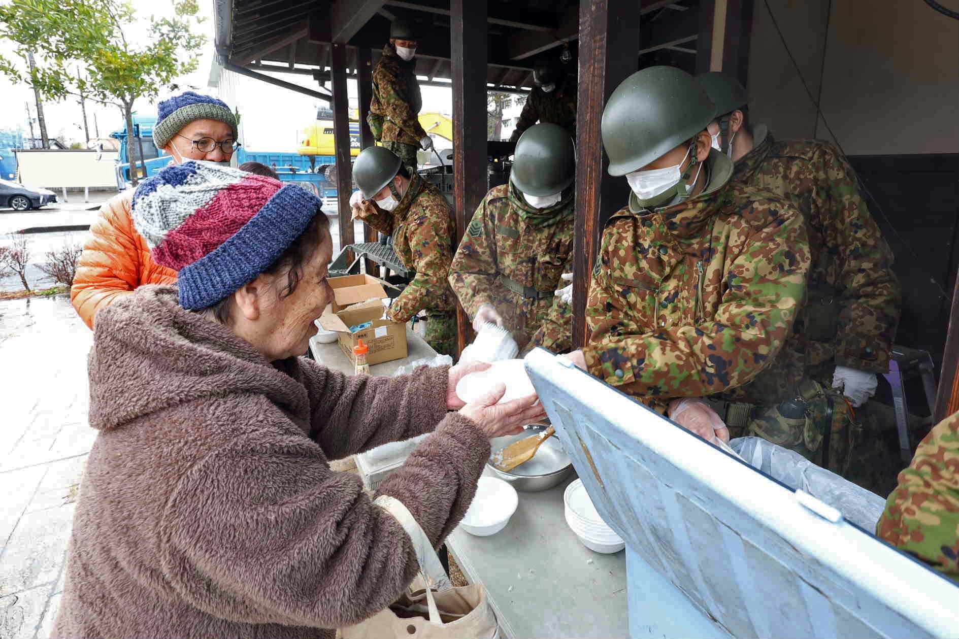 Vecinos evacuados reciben ayuda del ejército japonés en la región de Suzu.