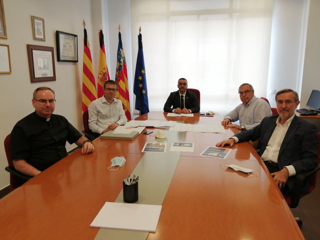 El alcalde de Vila-real, José Benlloch, se reúne con el director de Cáritas Diocesana, Juan Manuel Aragonés; el ecónomo diocesano, Tico Gómez: el vicario general de la Diócesis, Javier Aparici: y el arquitecto diocesano, Ángel Albert.