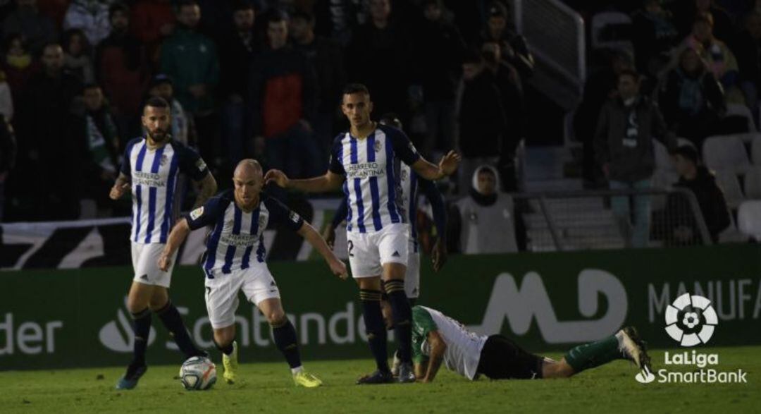 El conjunto berciano logró levantar el tanto incial del Racing pero al final los cántabros igualaron el partido