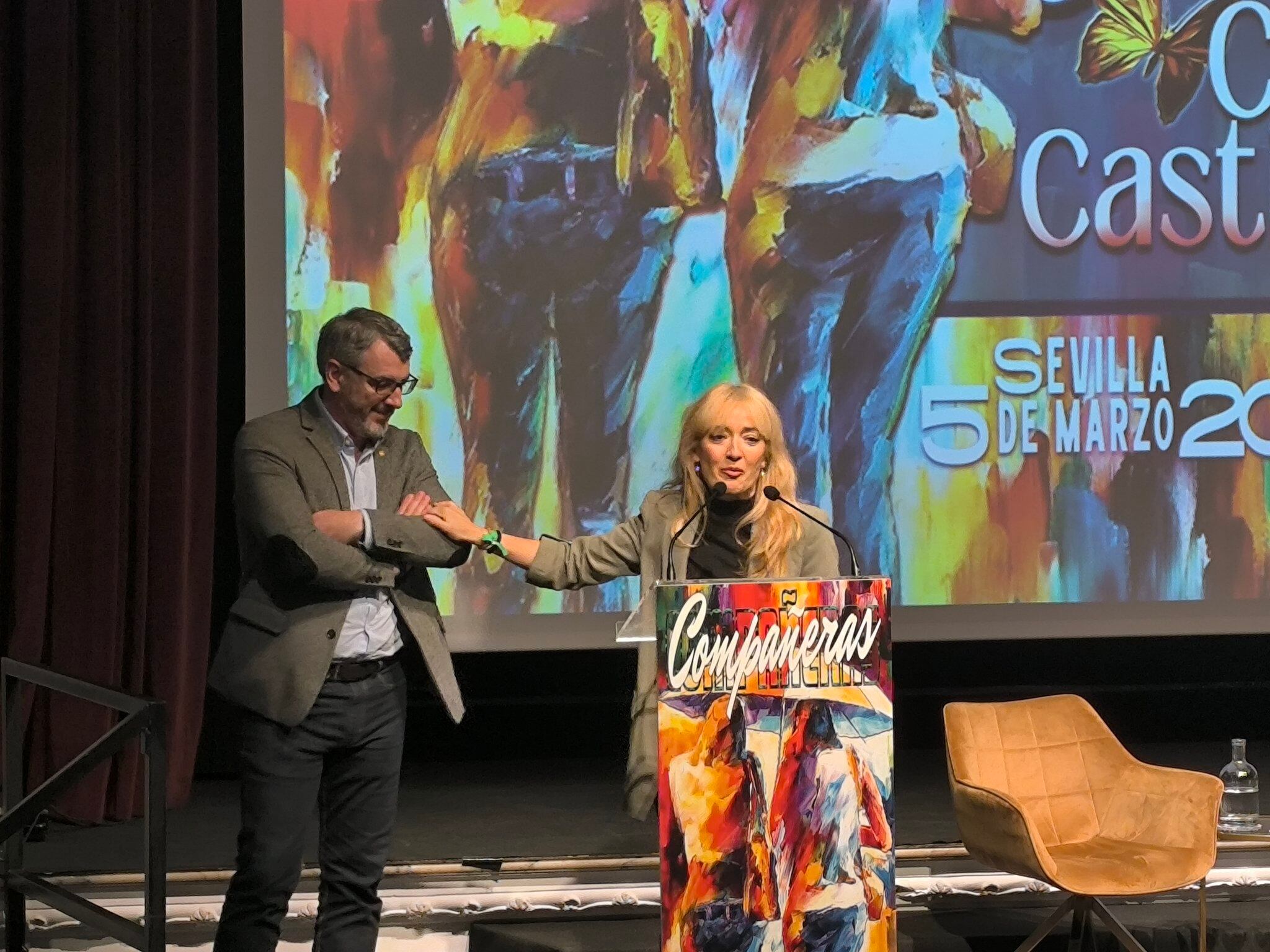 Carmen Castilla recibiendo el premio  Luchadoras de UGT Andalucía