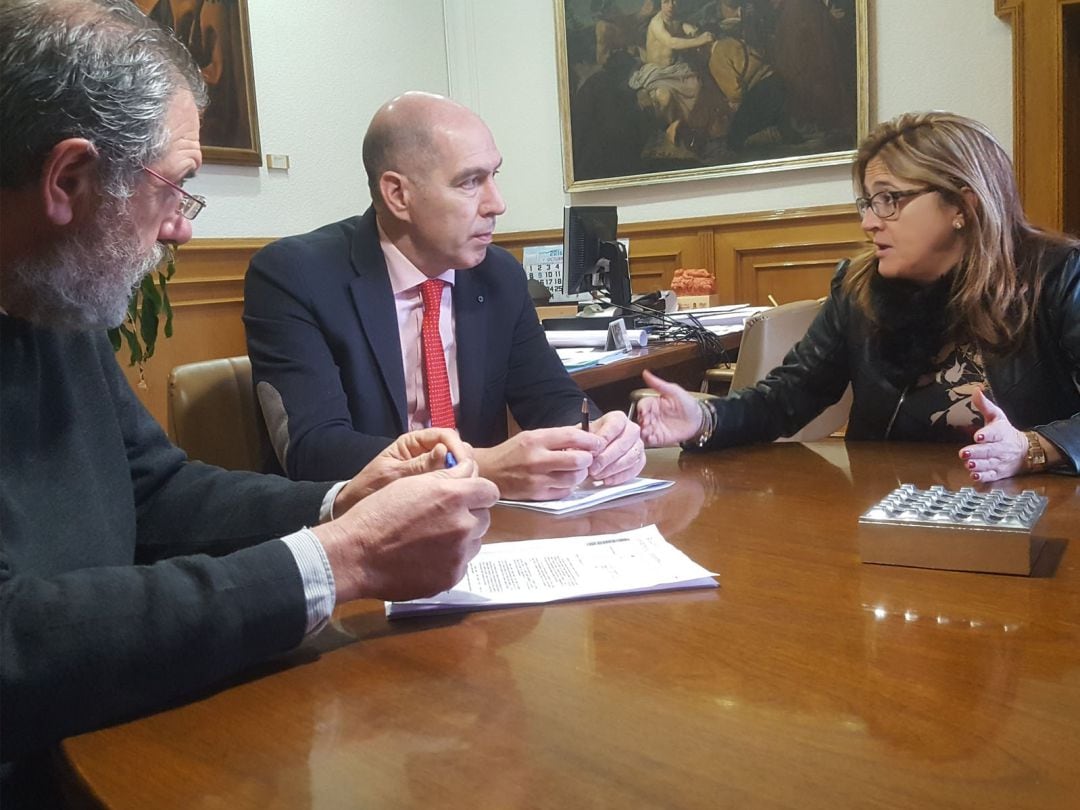 Juan Dúo, Carlos Martín Tobalina y Maite Martín Pozo durante la reunión sobre el plan de reindustrialización para Benavente