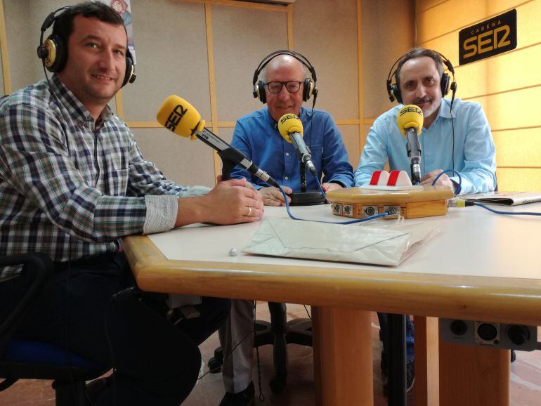 De izquierda a derecha: Diego Pichardo, alcalde de Rociana del Condado, Juan Ceada ex alcalde de Huelva y Domingo Dominguez, alcalde de Nerva