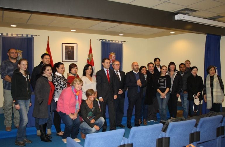 Operadores de viaje visitan al delegado territorial de la Junta de castilla y León, Javier López Escobar, para conocer la oferta turística de la localidad cuellarana de cara a las edades del Hombre.